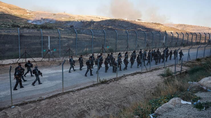שוטרי מג"ב ברמת הגולן. השלב הבא: מכשולים הנדסיים (צילום: REUTERS/Ammar Awad) שוטרי מג"ב ב רמת הגולן גבול ישראל סוריה בצל חשש מחדירת דרוזים בעקבות הקרבות ב א-סווידא סווידא