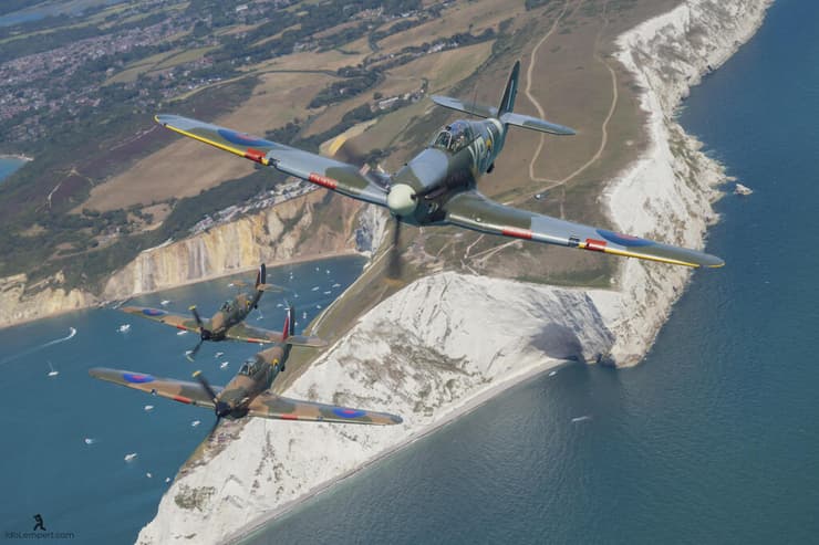 שלישיית מטוסי הוריקן מפטרלים מעל קו הצוקים הלבן ליד בורנמות'