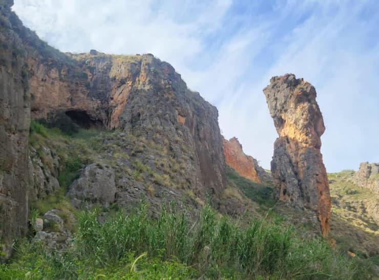 הכניסה למערת עמוד בגליל העליון (צילום: אנאל ז'אלון) הכניסה למערת עמוד
