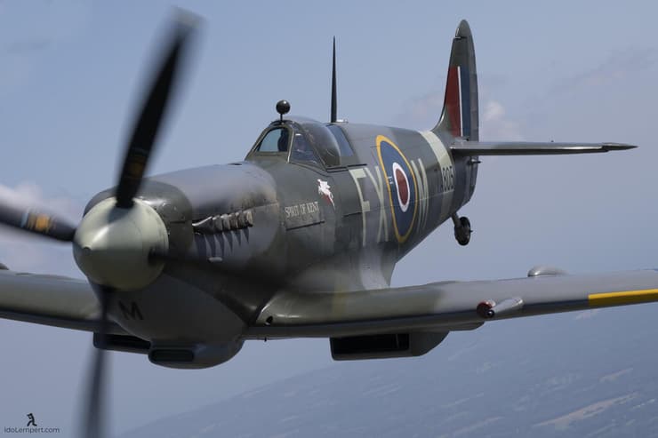 עוד מטר אחד קדימה והייתי יכול לנגב את שמשת החופה של המטוס