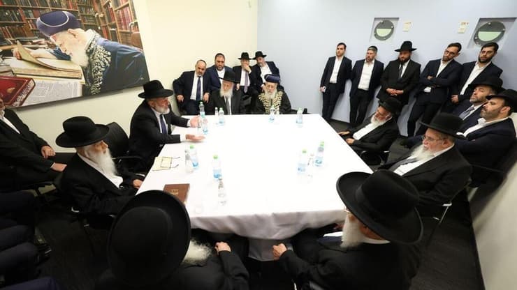 הרב יצחק יוכרז כממשיך דרכו של אביו - אך לא כנשיא. התכנסות מועצת חכמי התורה התכנסות מועצת חכמי התורה