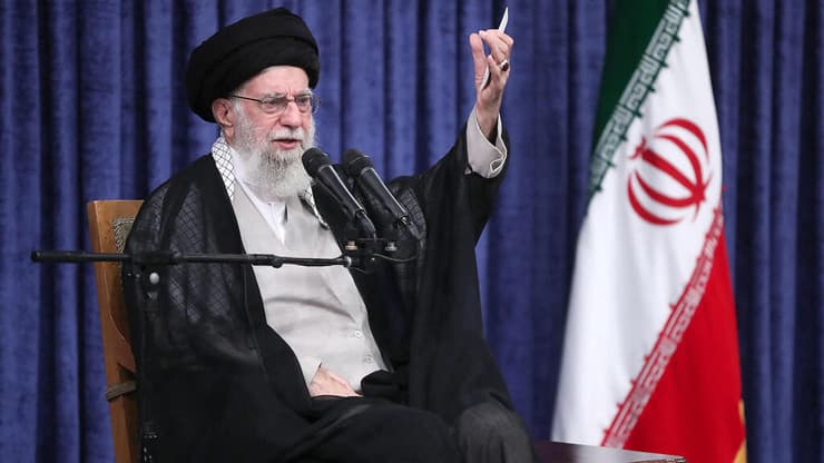 חבר משמרות המהפכה: "יש חרדה בקרב הממשל" (צילום: AFP PHOTO / HO / KHAMENEI.IR) המנהיג העליון של איראן עלי חמינאי 16 ביולי נאום טהרן