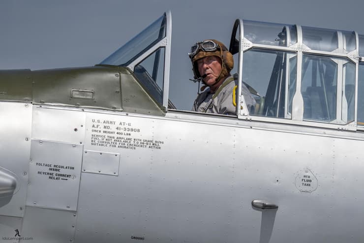 רוב דיוויס מתכונן להמראה במטוס T6 Texan