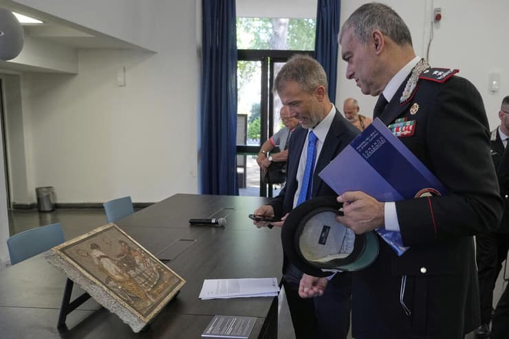 מנהל הפארק בפומפיי יחד עם מפקד המשטרה הצבאית של איטליה ליד הפסיפס (צילום: AP Photo/Gregorio Borgia) מנהל הפארק בפומפיי יחד עם מפקד המשטרה הצבאית של איטליה ליד הפסיפס