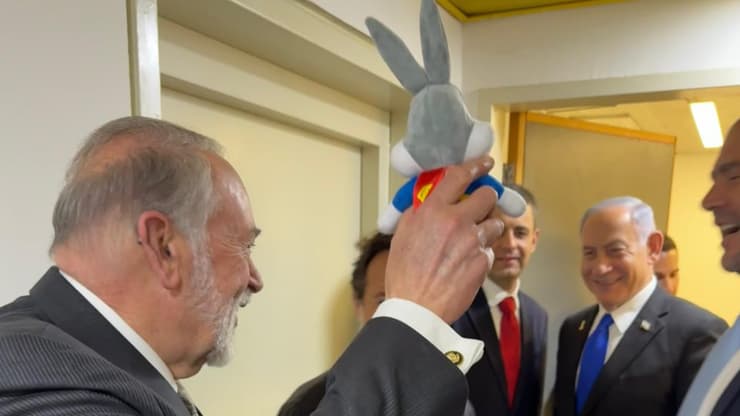 האקבי הגיע למשפט נתניהו עם בובת באגס באני