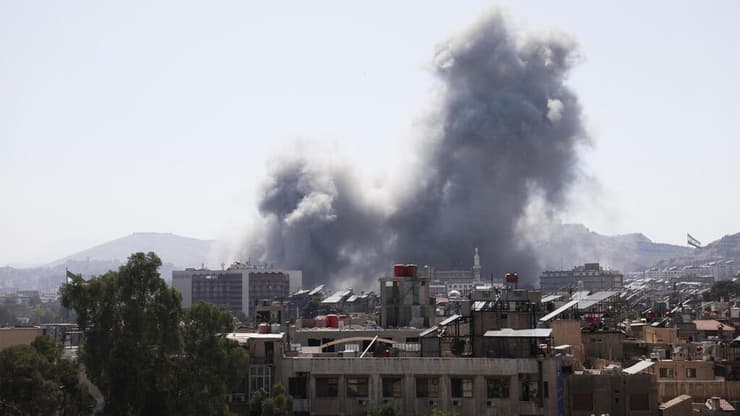 פיצוץ מבנה המטכ"ל הסורי, לפיד: "לא נכון לערער את המשטר" (צילום: AP Photo/Leo Correa, REUTERS/Khalil Ashawi) תקיפה ישראלית בלב דמשק