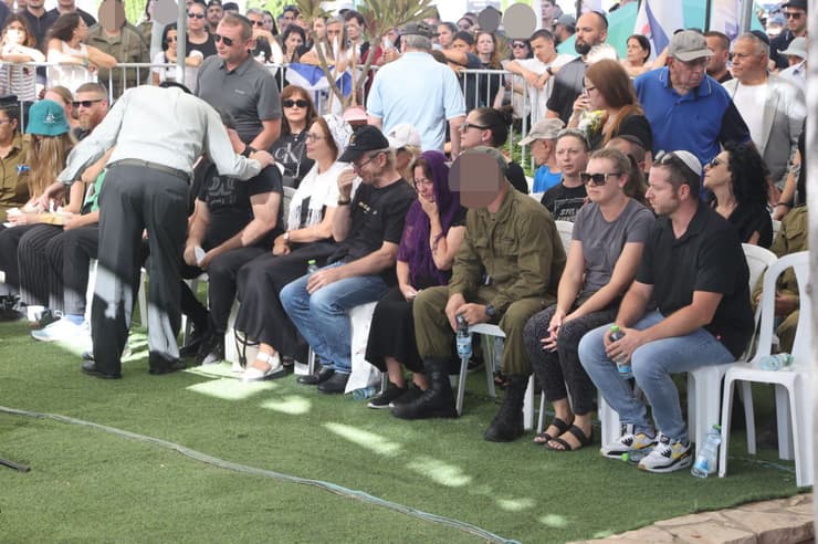 "שמחת החיים שלך הייתה כל כך נוכחת ובולטת". ההלוויה בראשון לציון (צילום: מוטי קמחי) הלווייתו של סמל יולי פקטור ז"ל