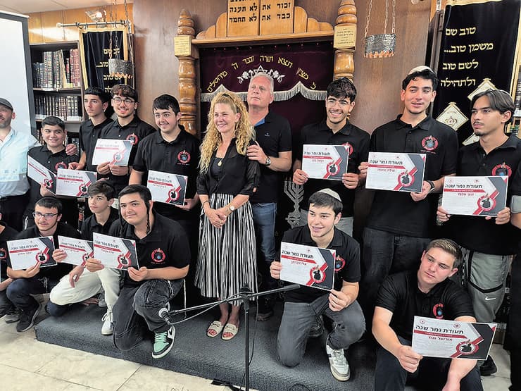 הוריו של שחר פרידמן ז"ל בטקס סיום הקורס על שמו