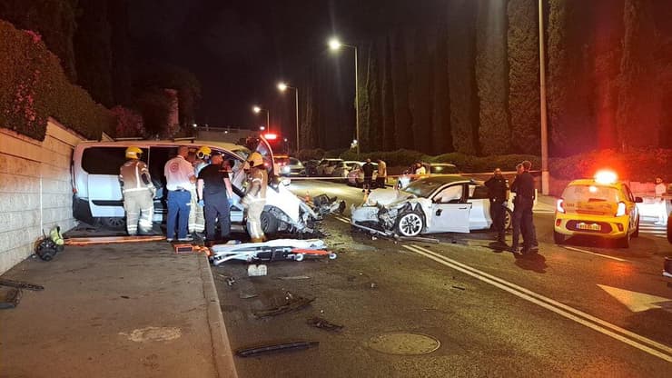 זירת התאונה בחיפה (צילום: תיעוד מבצעי מד"א) 10 פצועים בתאונה בין שני כלי רכב בחיפה