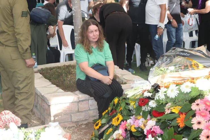 "בן שלי, אני אוהבת אותך ומתגעגעת". אם החלל לצד קבר בנה (צילום: מוטי קמחי) הלווייתו של סמל יולי פקטור ז"ל