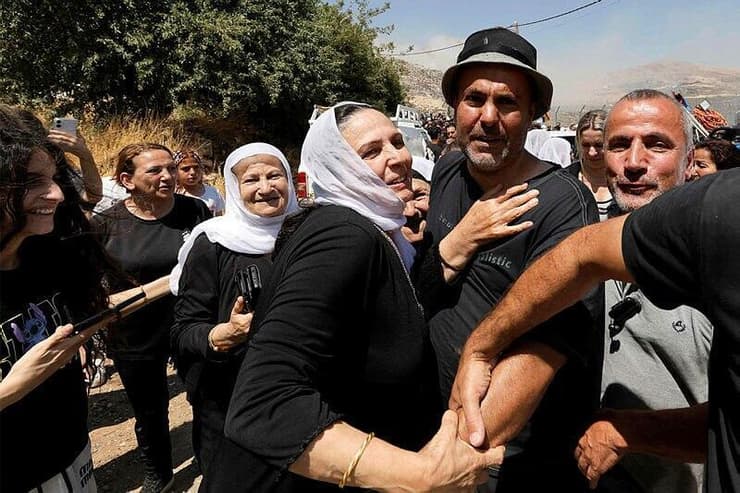 קרובי משפחה דרוזים נפגשים באזור החיץ בין סוריה לרמת הגולן