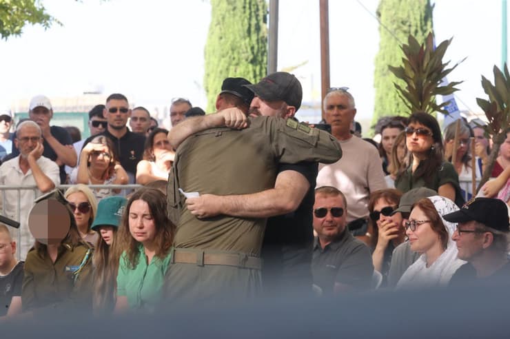 "בחיים שלי לא חשבתי שאדבר אליך כשאתה באדמה" (צילום: מוטי קמחי) הלווייתו של סמל יולי פקטור ז"ל