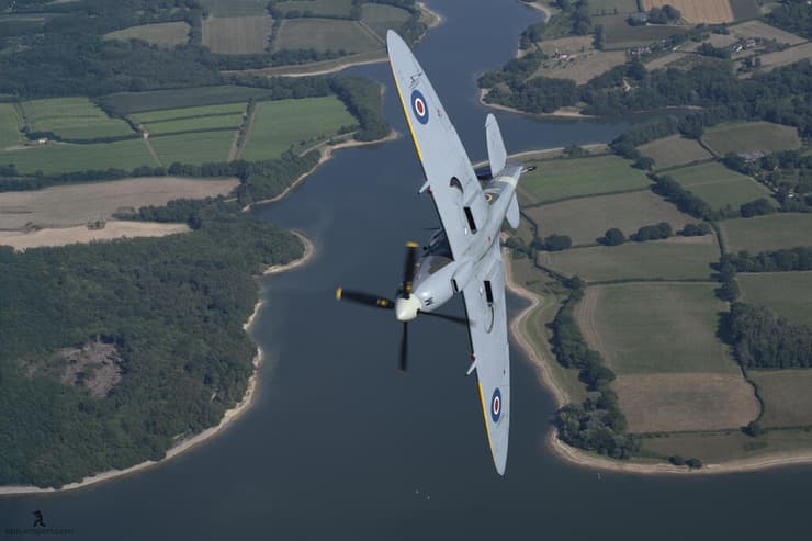 אולי הוא בן למעלה משמונים אבל הספיטפייר הזה מסוגל לתמרונים שהיו סוחטים תשואות גם מטייסי F16