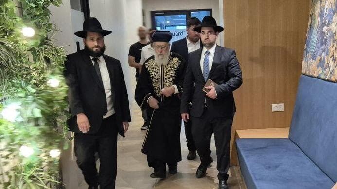 הגעתו של הרב יצחק יוסף להתכנסות מועצת החכמים