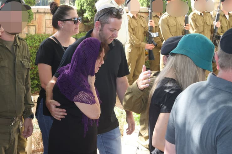 "כמה טובים נלקחו מאיתנו מאז 7/10" (צילום: מוטי קמחי) הלווייתו של סמל יולי פקטור ז"ל