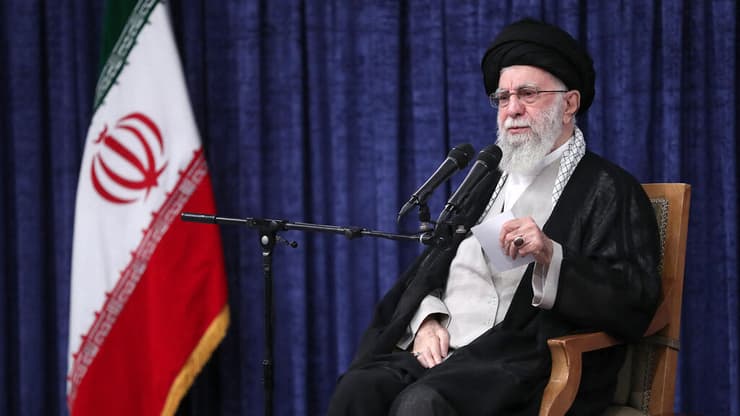 חמינאי. איראן מפעילה נגד ישראל מלחמת סייבר של ממש (צילום: AFP PHOTO / HO / KHAMENEI.IR) המנהיג העליון של איראן עלי חמינאי 16 ביולי נאום טהרן