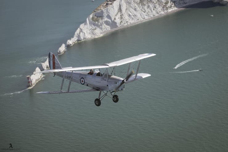 מטוס tiger moth קשיש שימש בעבר כמטוס אימונים ותצפית, טס בסמוך לדובר