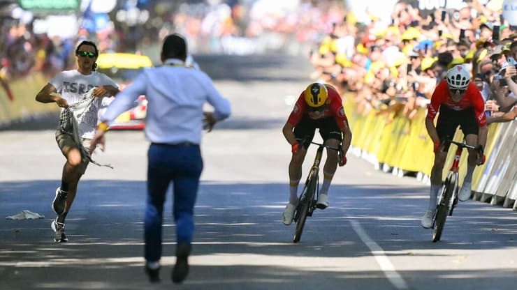 המפגין הפרו-פלסטיני במהלך הטור