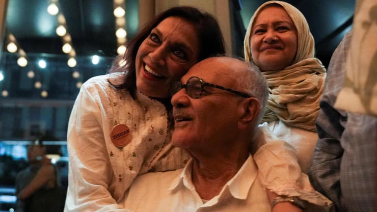 הוריו של זוהראן ממדאני מועמד לראשות עיריית ניו יורק מאהמוד ממדאני ו מירה נאיר אחרי ניצחונו בפראימריז הדמוקרטיים 24 ביוני ארה"ב