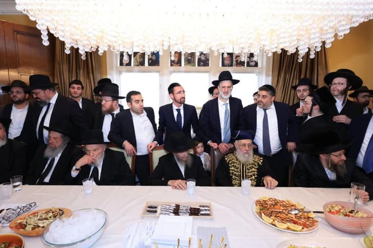 רבנים חרדים בכירים יושבים במפגש במסגרת מסע גיוס כספים בארצות הברית (צילום: אלי קובין) משלחת הרבנים החרדים הבכירים במסע גיוס הכספים בארה"ב