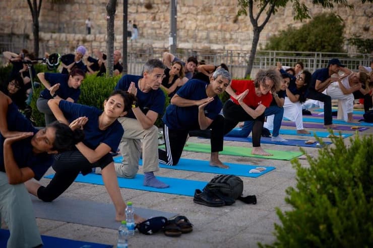 שגריר הודו בישראל ג'י.פי. סינג (באמצע בחולצה כחולה) ולצדו שגיא קרני ממשרד החוץ, מתרגלים יוגה בעיר העתיקה (צילום: רז הל ניגון, באדיבות שגרירות הודו) מימין: שגריר הודו בישראל ג'י.פי. סינג ושגיא קרני (משמאל) ממשרד החוץ, מתרגלים יוגה
