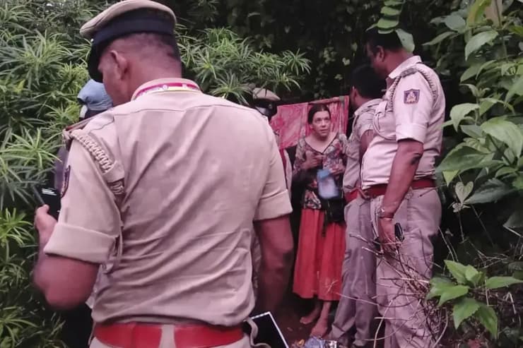 אישה נמצאה חיה ב מערה עם בנותיה ב הודו