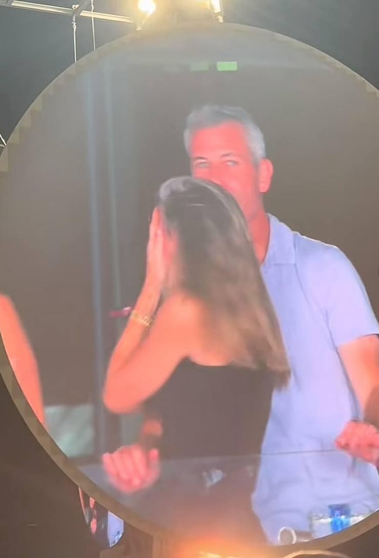 הזוג בהופעת קולדפליי בבוסטון (מתוך instaagraace בטיקטוק) הזוג בהופעת קולדפליי בבוסטון