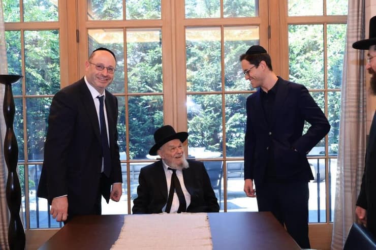 הרב משה הלל הירש (יושב במרכז) בארצות הברית