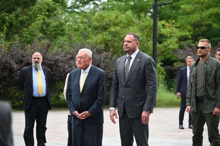 קלוג בביקור בבאבי יאר