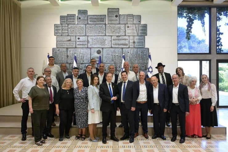 הנשיא עם מנהיגי הקהילה היהודית-סורית (צילום: עמוס בן גרשום/לע״מ) ברקע הטבח הסורי בדרוזים - נשיא המדינה יצחק הרצוג נפגש עם ראשי הקהילה היהודית הסורית