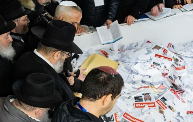 מתפללים לשובו של עידן אלכסנדר ויתר החטופים, במסע החטופים לפני שנה וחצי