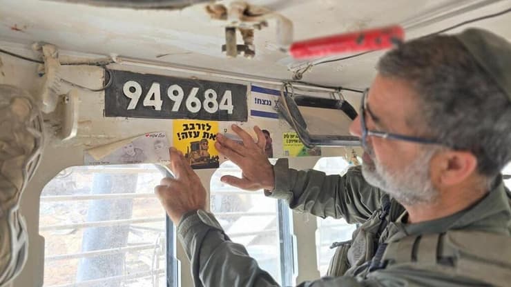 אברהם זרביב עם הסטיקר "לזרבב את עזה" (צילום: מהפייסבוק) אברהם זרביב עם הסטיקר