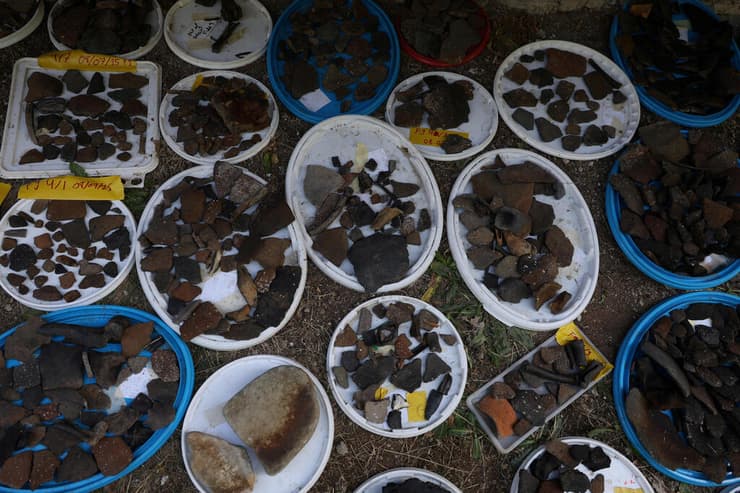 כלי קרמיקה, עצמות בעלי חיים וחפצים אחרים מונחים לייבוש, לאחר שנמצאו בעומק אגם אוחריד באלבניה