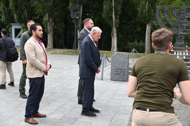 תפילה באתר שבו נרצחו רבבות יהודים