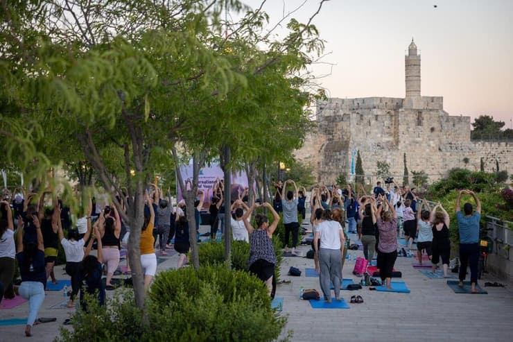 מימין: שגריר הודו בישראל ג'י.פי. סינג ושגיא קרני (משמאל) ממשרד החוץ, מתרגלים יוגה