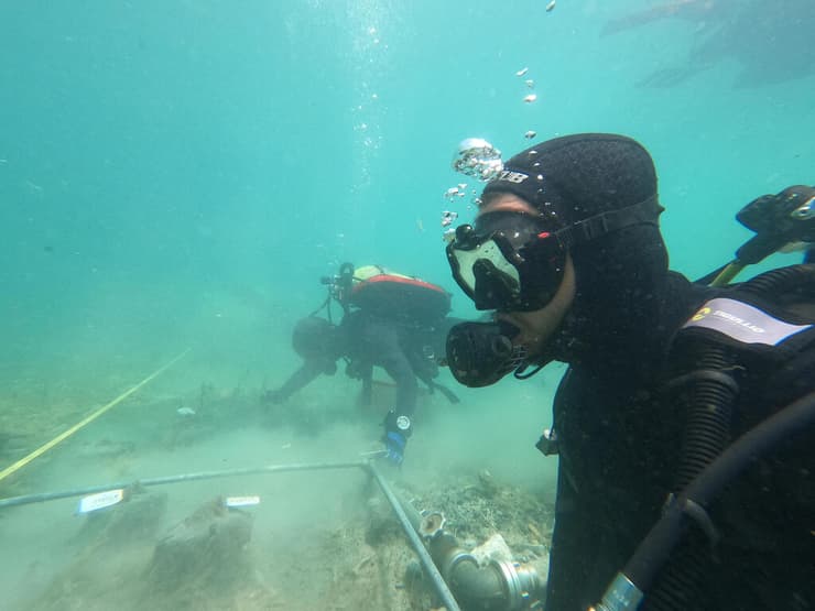 צוללנים מחפשים ממצאים בעומק אגם אוחריד באלבניה
