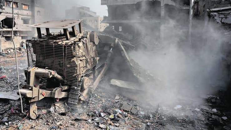 דחפור D9 פועל בעזה, ארכיון. "אפי הציל מאות בפעולות שלו" (צילום: דובר צה"ל) דחפור D9 ממוגן בשג'עייה