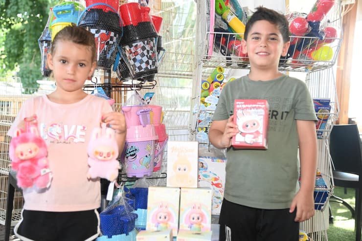 עמית סער (מימין) ופריאל פרלה בחנות הצעצועים "כחול ורוד"
