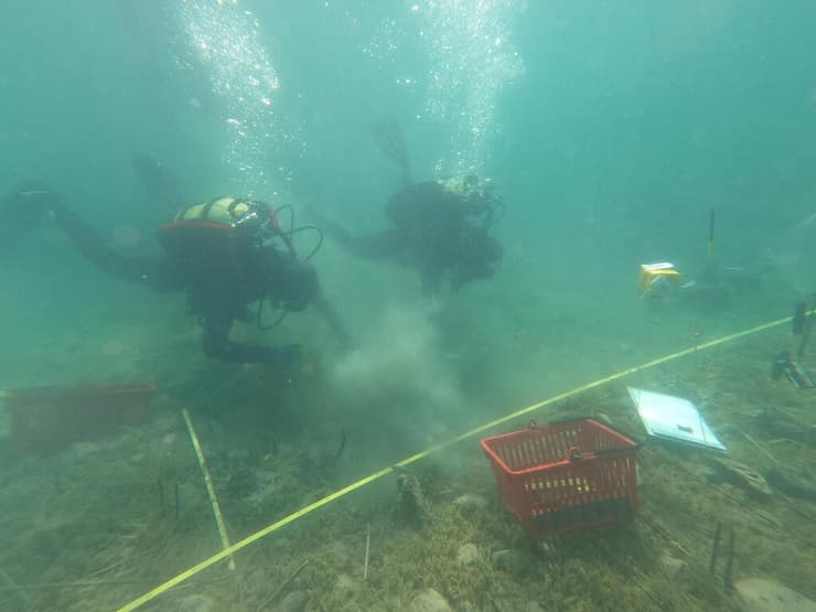 צוללנים מחפשים ממצאים בעומק אגם אוחריד באלבניה