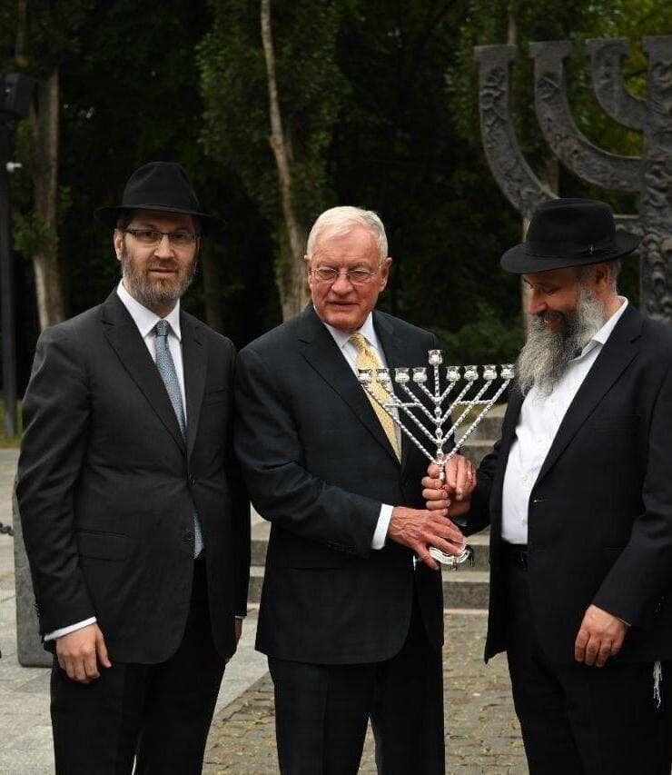 מקבל חנוכייה מהרבנים