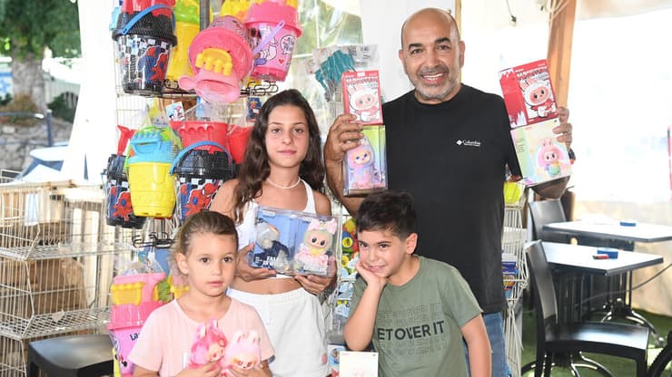 שמוליק סייאג, בעל חנות צעצועים