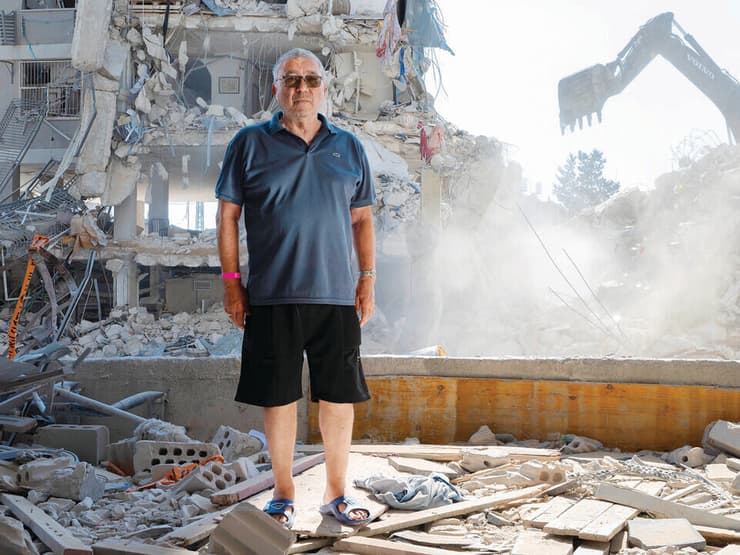אלי יצחקיאן ליד הריסות הבניין, השבוע. "כשהתחילו לשלוח אנשים למלונות בתל אביב, אמרתי: 'אני כל החיים פה'״ (צילום: יובל חן) yk14443997