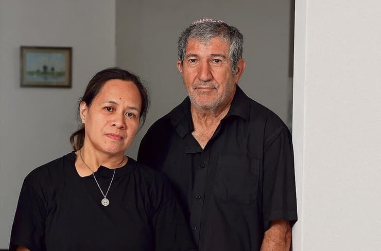 שמואל ורחל מנחם. "אמרתי לעצמי 'בטח אחרי שנה ישחררו אותי'. בחלומות הכי מפחידים לא חשבתי שהם יהיו בעזה יותר מ־ 600 ימים. זה לא אנושי" (צילום: אלעד גרשגורן) yk14444962