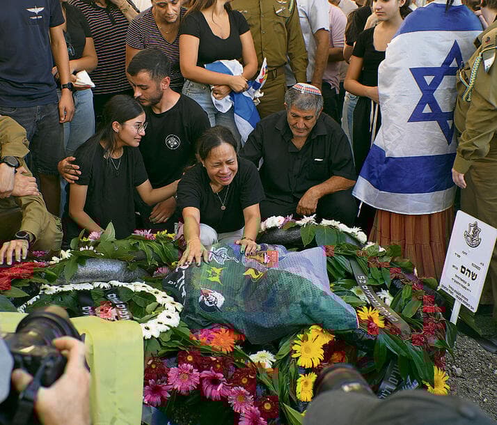 בני המשפחה על קברו של שהֹם. "סיפרתי לילדים כדי שיידעו שאם לפעמים אני צועק זה לא באשמתם" (צילום: אפי שריר) yk14444967