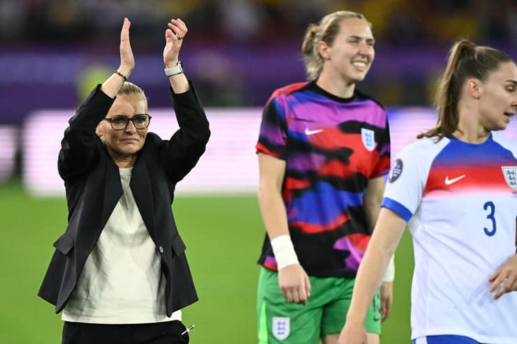 שחקניות אנגליה חוגגות