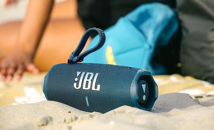 JBL Charge 6 - לא ירים לכם מסיבה לאוויר, אבל יותר מיספיק בשביל ישיבה בים או בפיקניק (JBL ) הרמקול הנייד JBL Charge 6