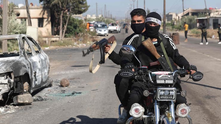 חמושים במחוז הדרוזי בחודש יולי. "הפסקת האש הופרה" (צילום: OMAR HAJ KADOUR / AFP) עימותים באזור א-סווידא