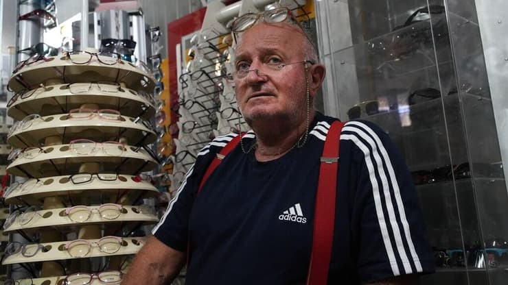 רומן, בעל חנות אופטיקה בקניון