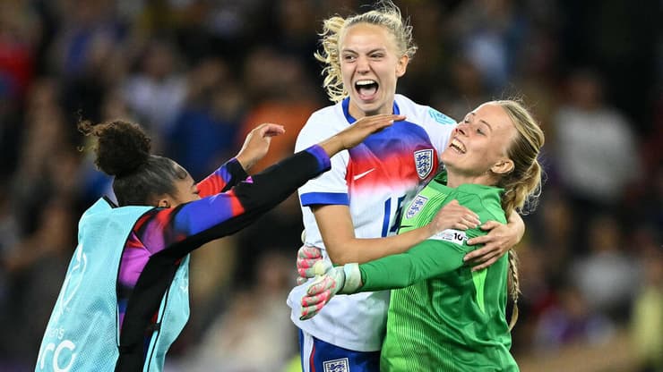 שחקניות אנגליה חוגגות