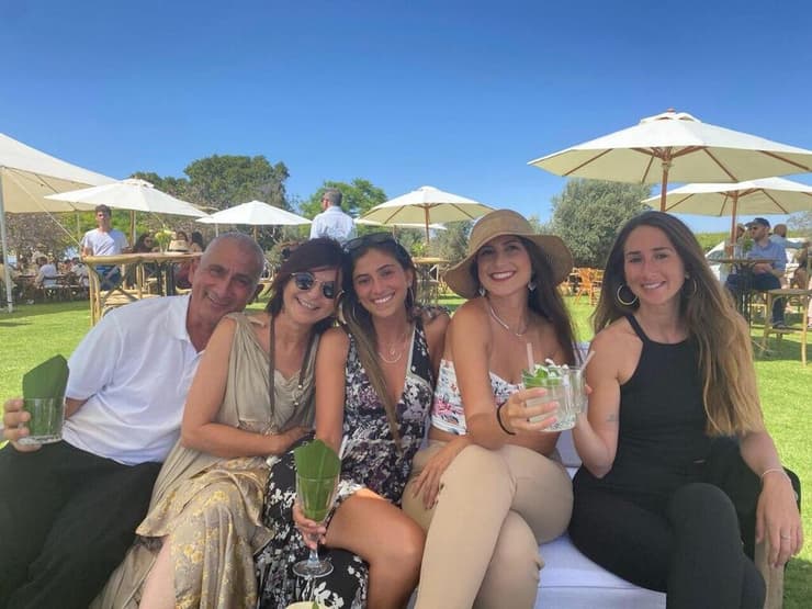 קובי בגדדי ז"ל עם שלוש בנותיו וגרושתו 